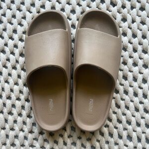 Women's Mad Love Star Slide Sandals - Taupe size 10